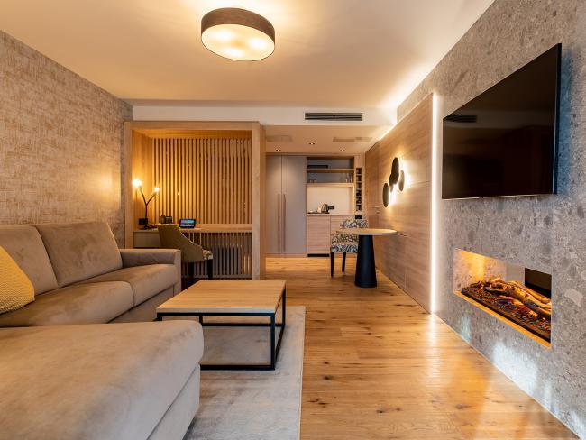 Moderne Suite im Pfalzblick Wald Spa Resort mit Kamin und gemütlicher Sitzecke