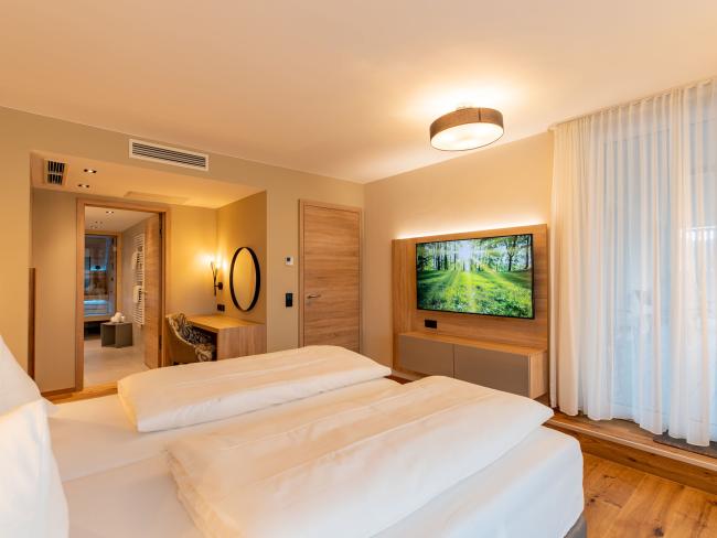Modernes Hotelzimmer im Pfalzblick Wald Spa Resort mit Wald-TV-Blick