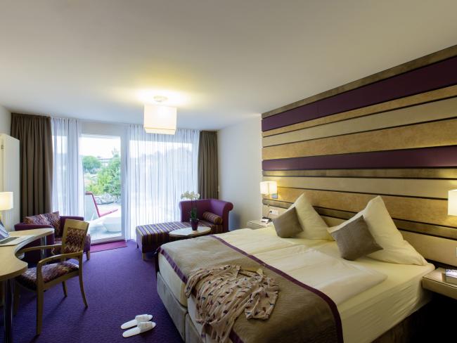 Gemütliches Hotelzimmer im Pfalzblick Wald Spa Resort mit Balkon