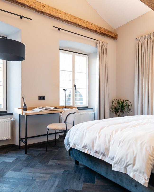 Camera da letto moderna presso l'hotel Schwarzer Adler con arredi luminosi