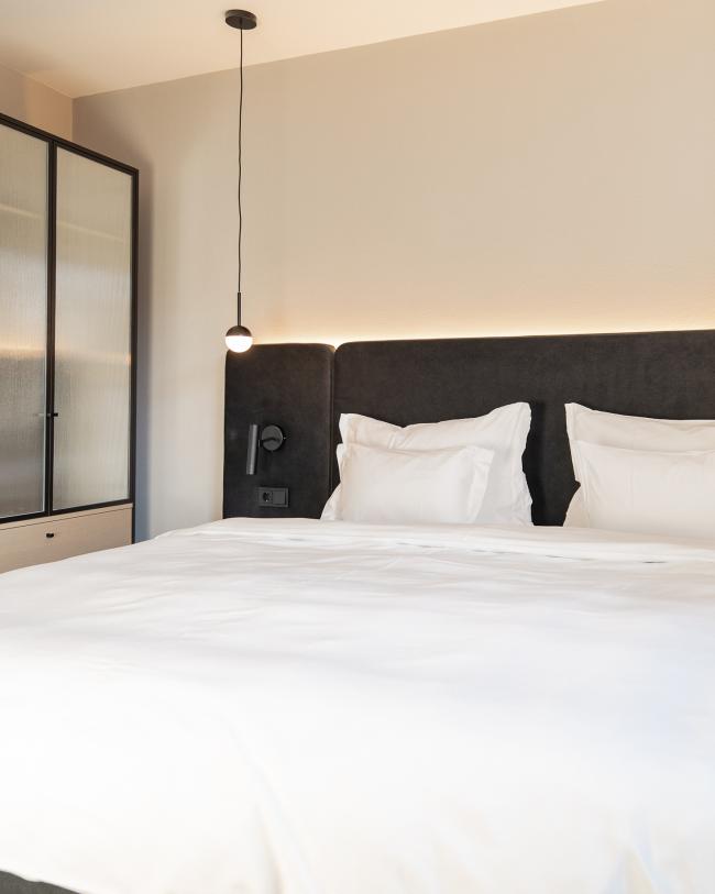 Camera da letto con letto grande all'hotel Schwarzer Adler