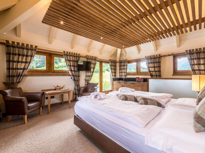 ROMANTISCHE TURMZIMMER