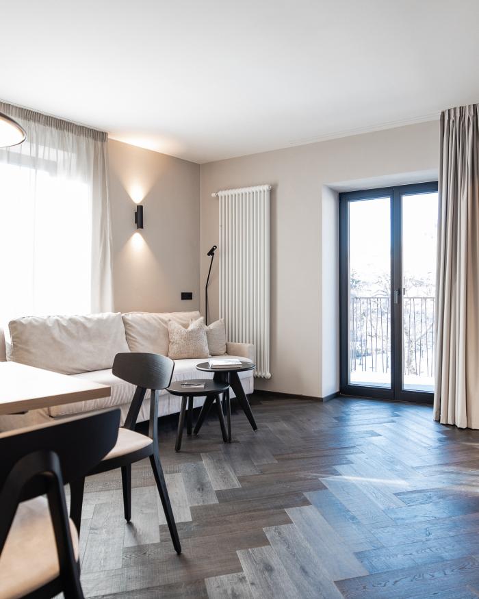 Helle Wohnung Schwarzer Adler mit Sofa, Stühlen und Balkon bei Tageslicht