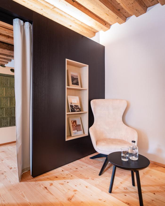 Modernes Zimmer mit Schwarzer Adler Design und Sauna