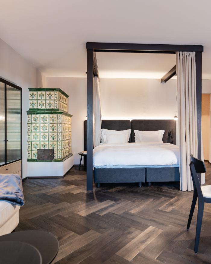 Schwarzer Adler Hotelzimmer mit Himmelbett und Kachelofen