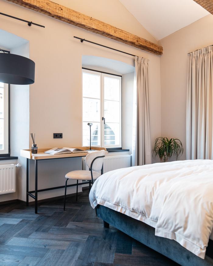 Modernes Schlafzimmer im Hotel Schwarzer Adler mit hellem Interieur