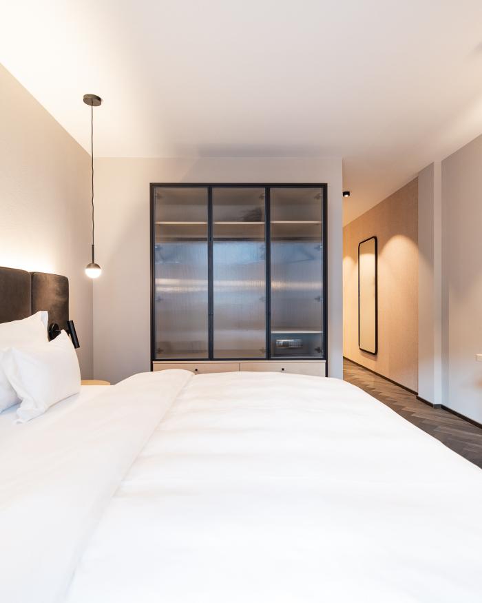Modernes Hotelzimmer Schwarzer Adler mit großem Bett und Schreibtisch