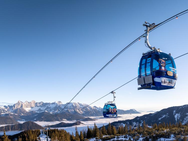 Hotel Forstauerwirt: Gondeln schweben vor einem schneebedeckten Bergpanorama
