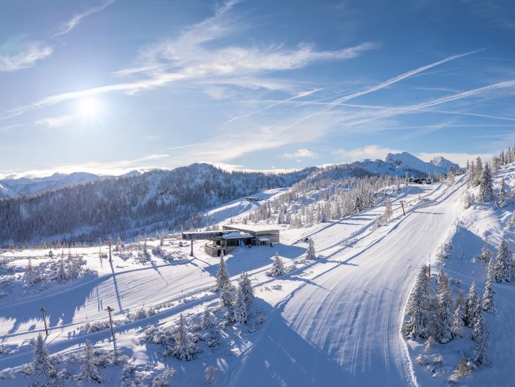 Verschneite Skipisten und Berge beim Hotel Forstauerwirt