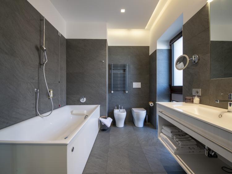 Modern bathroom at Hotel Touring Verona with bathtub and bidet
