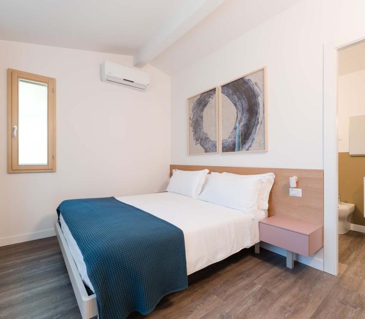 Helles Schlafzimmer im Natural Village Resort mit Doppelbett und modernem Bad