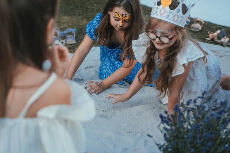 Familie mit Kindern im Feld bei Sonnenuntergang, Eibl-Brunner