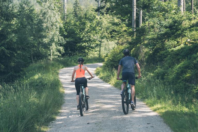 Zwei Radfahrer auf Waldweg in der Natur bei Eibl-Brunner
