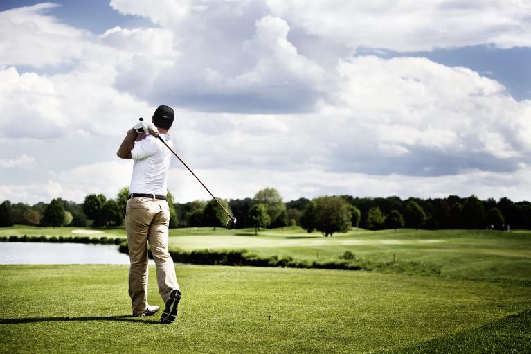 Eibl-Brunner Golfball auf grünem Rasen