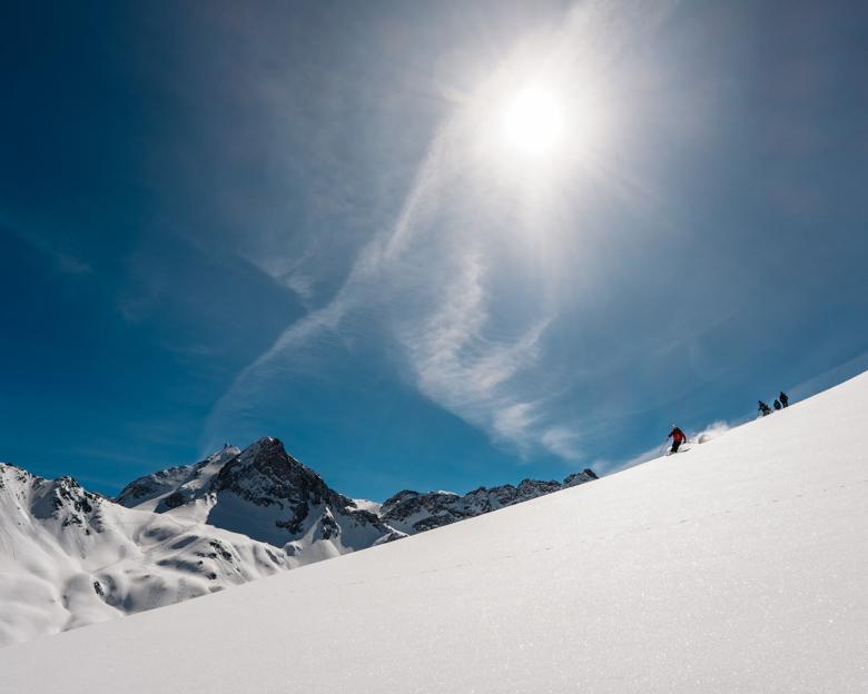 Leere Skilifte über schneebedecktem Hang bei Hotel Aurora