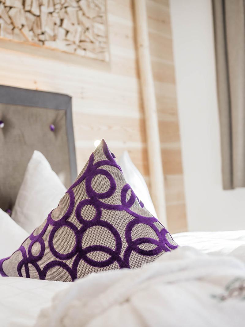 Gemütliches Hotelzimmer mit ordentlich gemachten Betten und dekorativen Kissen.