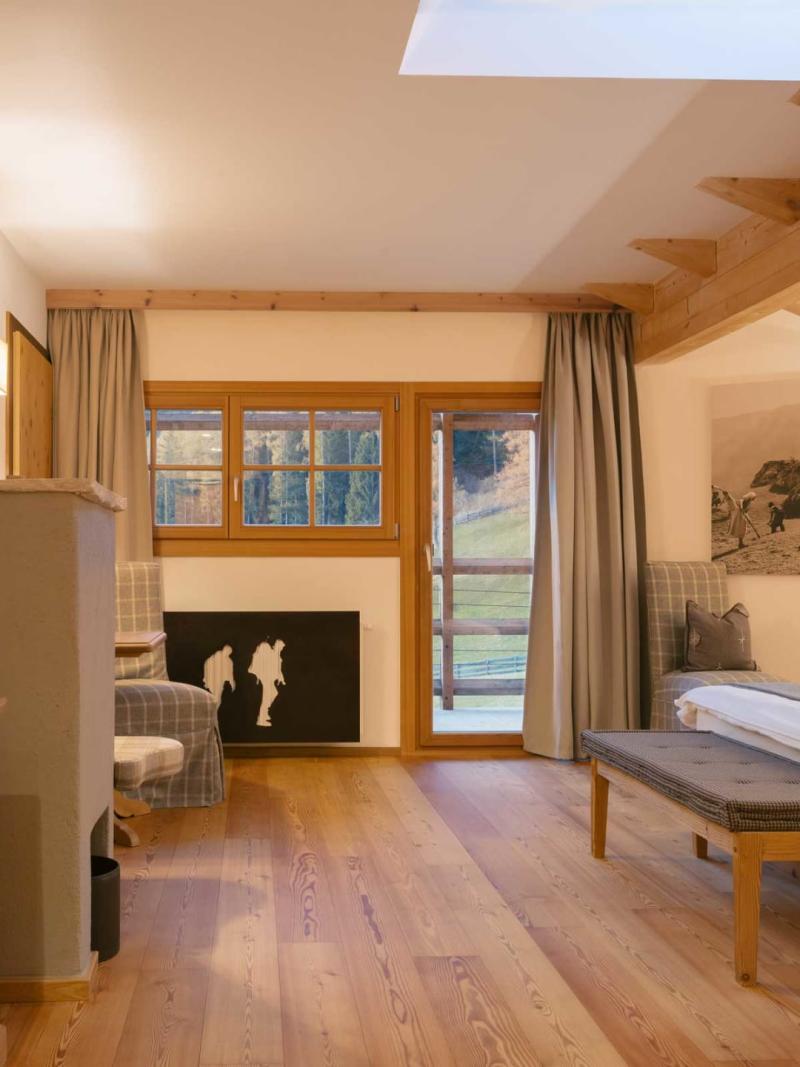 Gemütliches Zimmer im Hotel Cyprianerhof mit Holzdecken und Bergblick