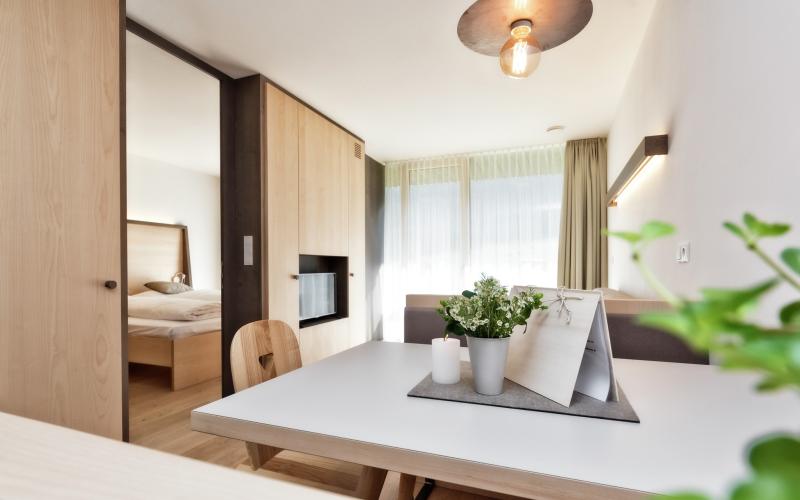 Winter relaxation and nature enjoyment with Prosecco and apple strudel