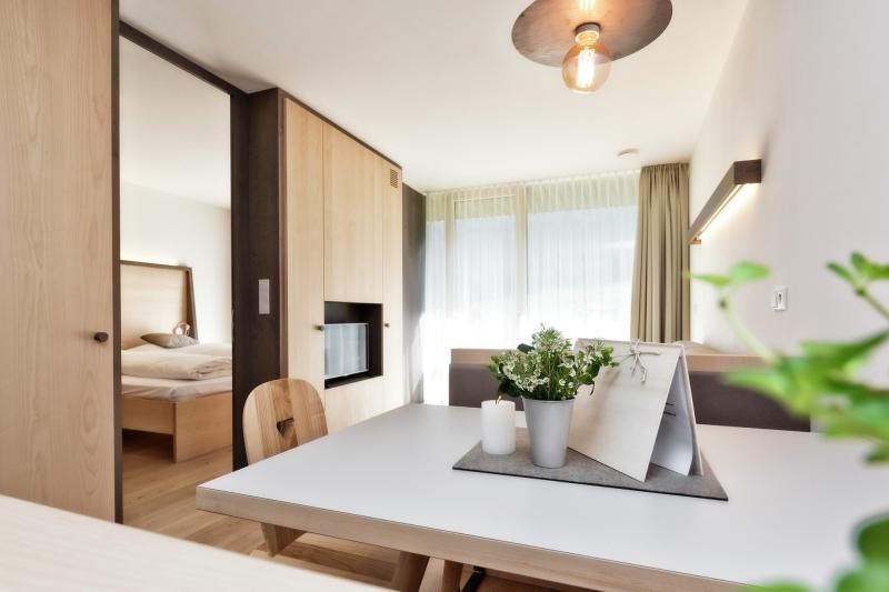 Winter relaxation and nature enjoyment with Prosecco and apple strudel