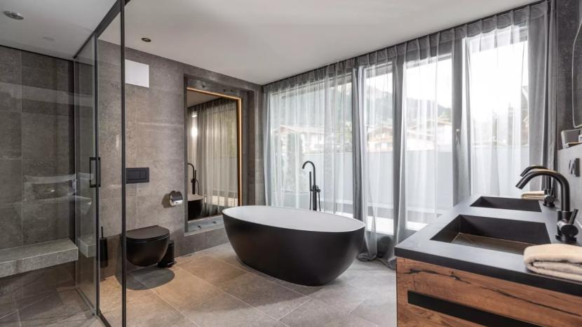 Modernes Badezimmer mit freistehender Badewanne im Hotel MOHR life resort