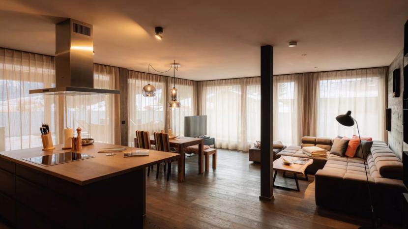 Moderne Wohnküche im Hotel MOHR life resort mit offenem Ess- und Wohnbereich