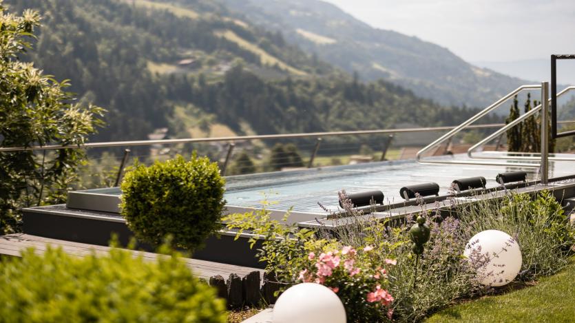 SPRING MOMENTS - STAY 4 PAY 3