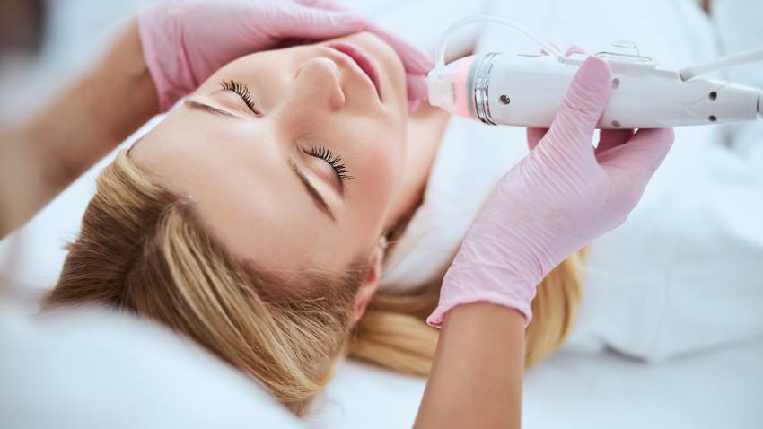 PROFESSIONELLES MICRONEEDLING MIT RADIOFREQUENZ