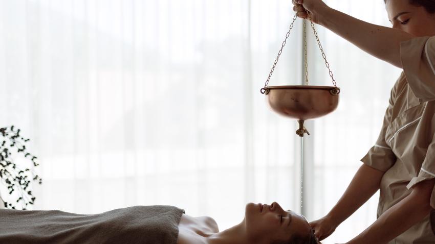 AYURVEDA ABHYANGA, SHIRODHARA & DAMPFBAD