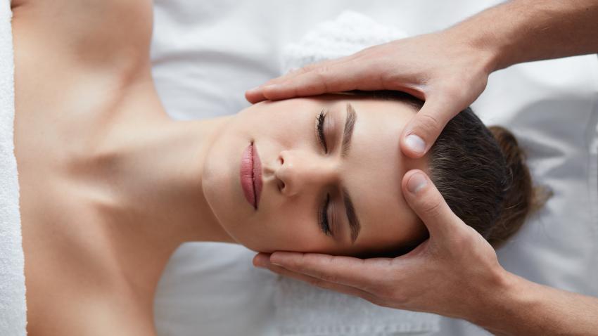 MASSAGE RELAXANT POUR LA TÊTE, LA NUQUE ET LES ÉPAULES