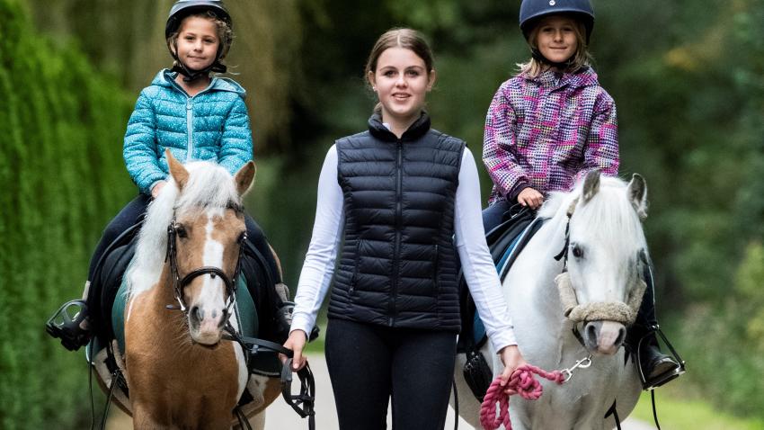 GEFÜHRTE PONYRUNDE (KINDER) - GEFÜHRTE PFERDERUNDE (ERWACHSENE)