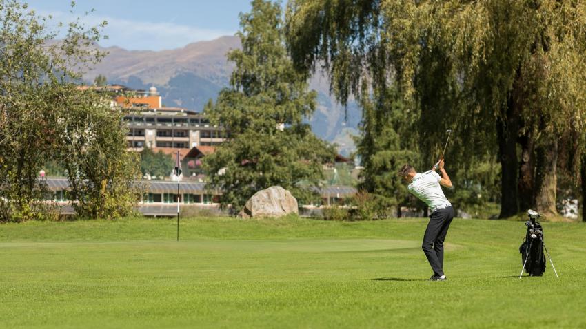 PLATZRUNDE MIT DEM GOLF-PRO