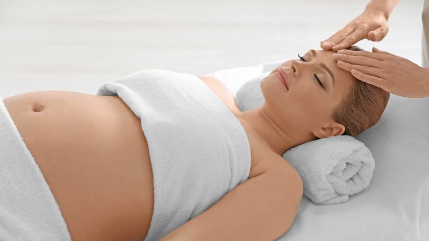 MASSAGE RELAXANT DE LA TÊTE, DU COU ET DES ÉPAULES POUR LES FEMMES ENCEINTES