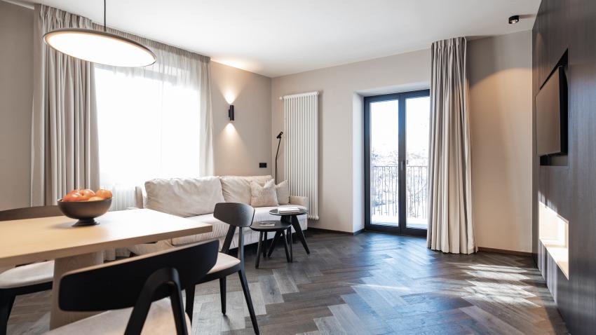 Helle Wohnung Schwarzer Adler mit Sofa, Stühlen und Balkon bei Tageslicht