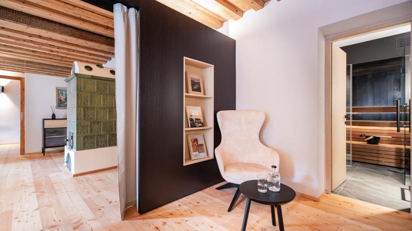 Modernes Zimmer mit Schwarzer Adler Design und Sauna