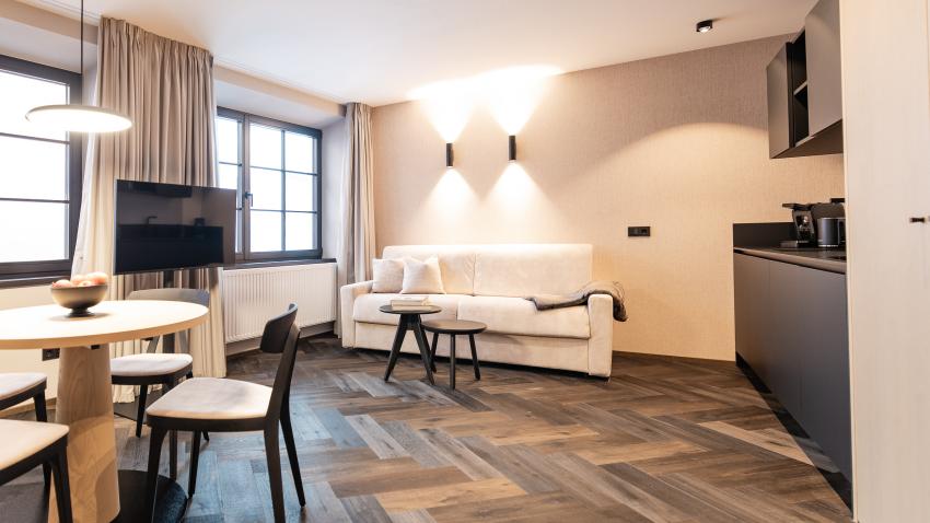Soggiorno moderno nell'hotel Schwarzer Adler con divano e TV