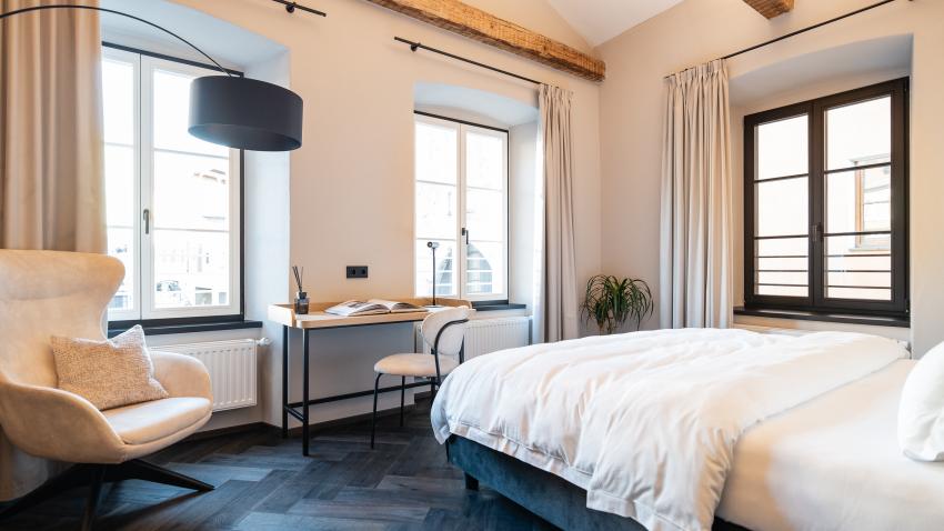 Modernes Schlafzimmer im Hotel Schwarzer Adler mit hellem Interieur