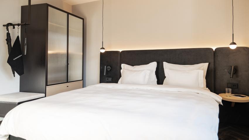Schlafzimmer mit großem Bett im Hotel Schwarzer Adler