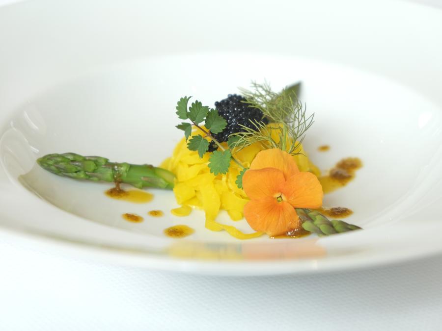Basisches Gericht mit grünem Spargel