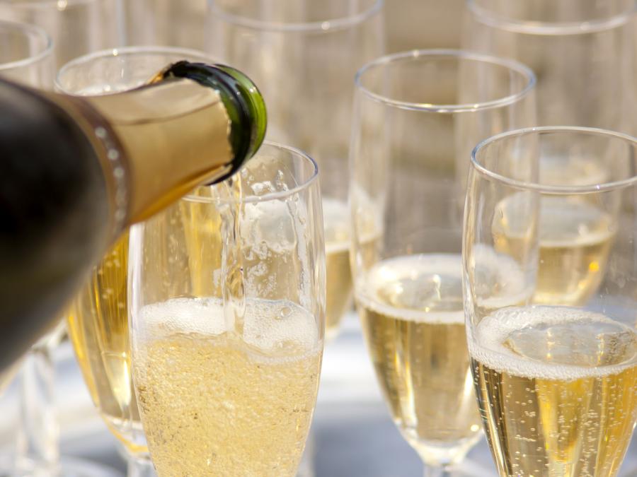 Allgäu Sonne Sekt wird in Gläser bei Sonnenschein eingeschenkt