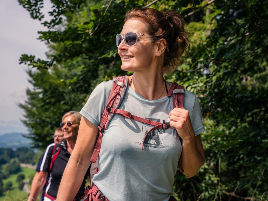 Frau beim Wandernmit Rucksack