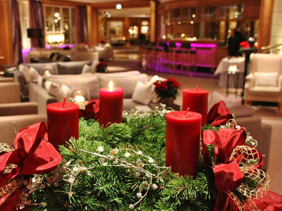 Weihnachtlicher Adventskranz in der gemütlichen Lounge vom Allgäu Sonne Hotel