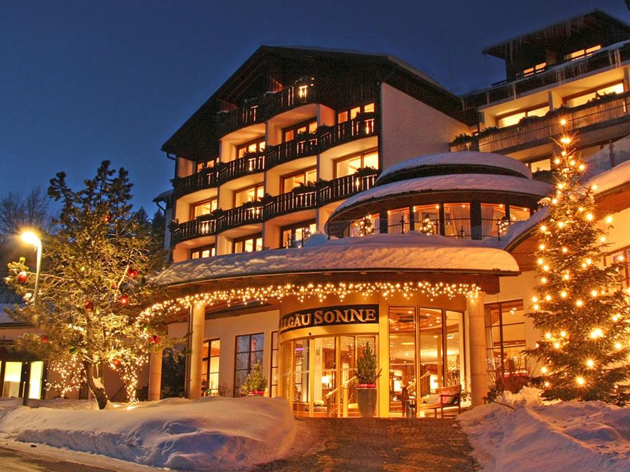 Allgäu Sonne Hotel im verschneiten Winterabend mit Weihnachtsbeleuchtung