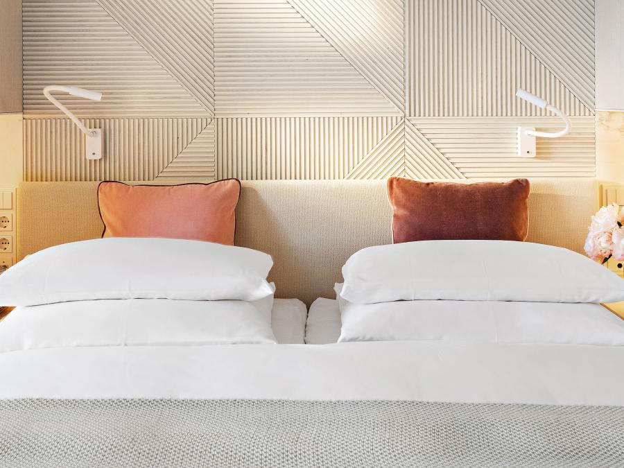 Hell eingerichtetes Doppelbett mit Allgäu Sonne Akzent in modernem Raum