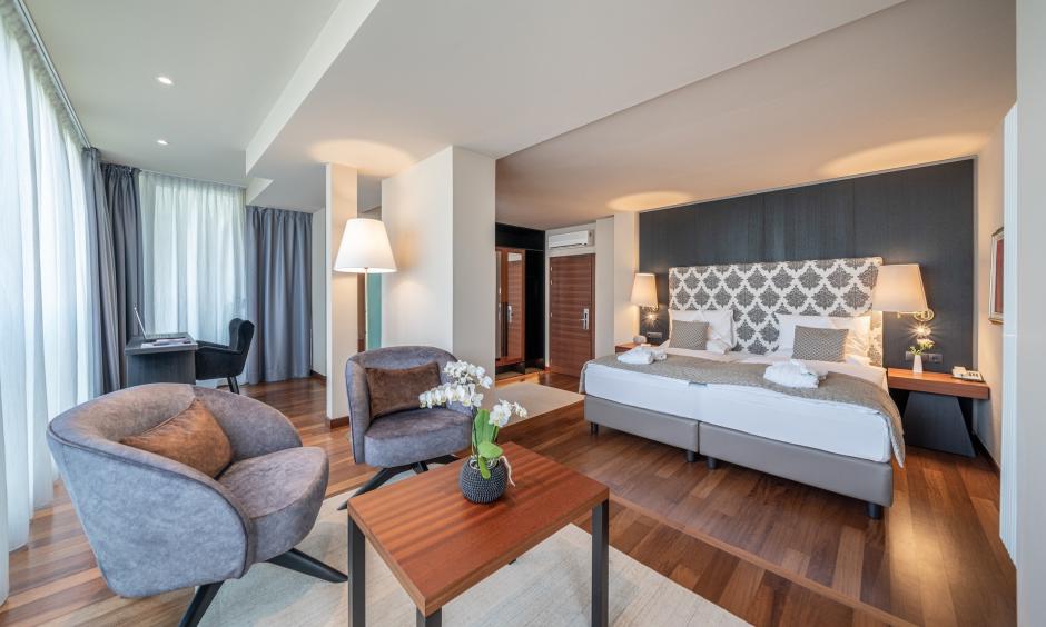 Last Suites & Rooms August