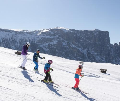Skifahren, Sonne und Spaß